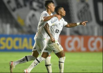 Jogando na Vila Belmiro, Santos vence primeira no Brasileiro