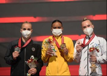 Rebeca é 1ª brasileira com ouro e prata em um só Mundial de Ginástica