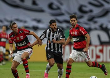 Brasileiro: Flamengo vence Atlético e mantém sonho pelo título