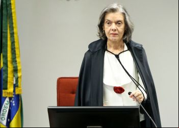 Cármen Lúcia toma posse como ministra efetiva do TSE