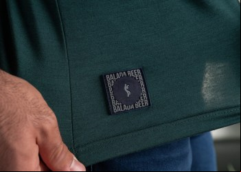 Marca inova e lança camiseta com abridor de garrafas de cerveja