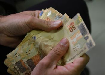 Índice de Confiança do Consumidor recua 2,2 pontos em janeiro, diz FGV