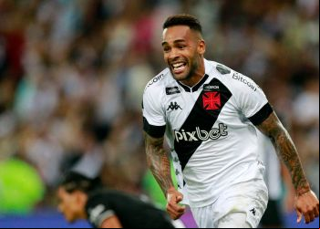 Vasco vence Botafogo no Maracanã para entrar no G4 do Carioca