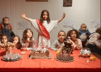 Menina celebra aniversário com tema Jesus e encanta nas redes sociais