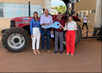 Deputado Federal Carlos Gaguim Fortalece Desenvolvimento Agrícola em Santa Maria do Tocantins com Doação de Trator de Última Geração