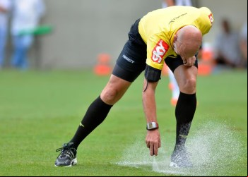 Brasileiro vence disputa judicial contra a Fifa pela patente do spray de barreira