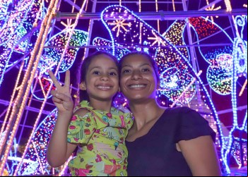 Famílias e comerciantes tocantinenses celebram espírito natalino em estrutura de luzes montada na Praça dos Girassóis pelo Governo do Estado