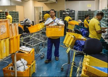 Com o "maior rombo da história" e beirando a insolvência, Correios patrocinaram uma feira do livro em Bogotá para "melhorar a imagem institucional"