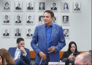 Carlos Gaguim Propõe Incentivos para Contratação de Idosos no Setor Público